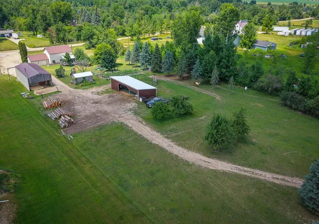 Photo 3 of Single family home for sale at 8565 S Cornwell Ave, Clare, MI 48617 | MLS# 71026037224 | Listing updated on 2026-09-19