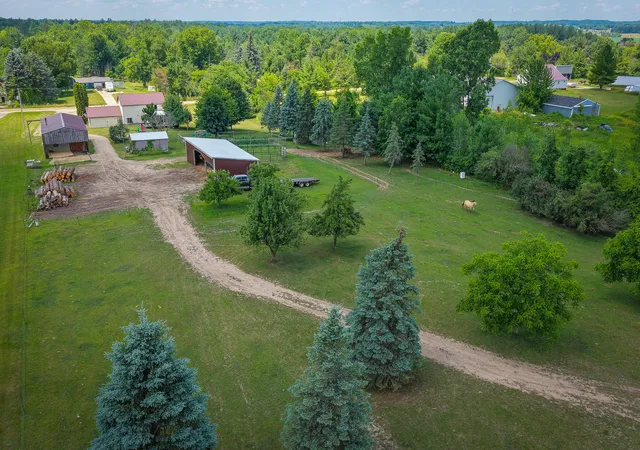 Photo 3 of Single family home for sale at 8565 S Cornwell Ave, Clare, MI 48617 | MLS# 71026037224 | Listing updated on 2026-09-19