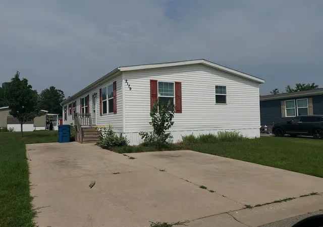 2nd image of 2179 Leisure Ln, Traverse City, MI 49686 | MLS# 78080071271