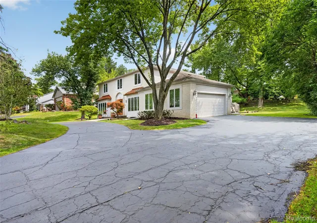 Photo 3 of Single family home for sale at 5369 W Bloomfield Lake Rd, West Bloomfield, MI 48323 | MLS# 20261056035 | Listing updated on 2026-09-10