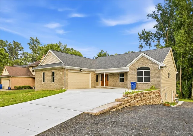 Photo 3 of Single family home for sale at 3907 Pontiac Lake Rd, Waterford, MI 48328 | MLS# 20261056040 | Listing updated on 2026-08-03