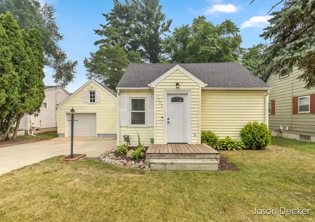 2nd image of 1524 Downey St, Lansing, MI 48906 | MLS# 65026037250