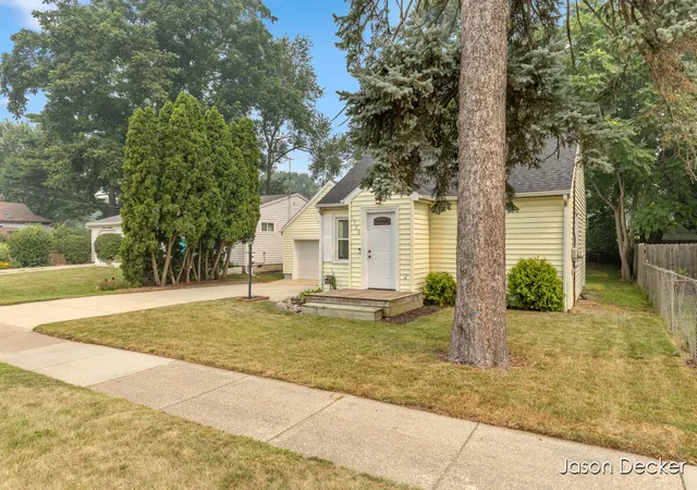3rd image of 1524 Downey St, Lansing, MI 48906 | MLS# 65026037250