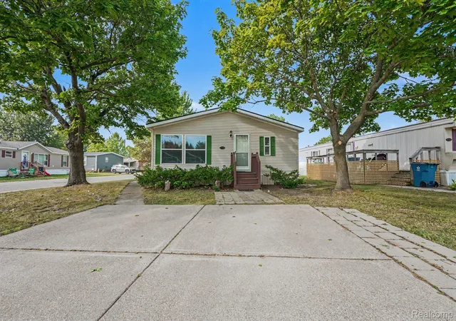 Photo 2 of Single family home for sale at 17128 Detroiter Ave, Davisburg, MI 48350 | MLS# 20261056075 | Listing updated on 2026-07-30