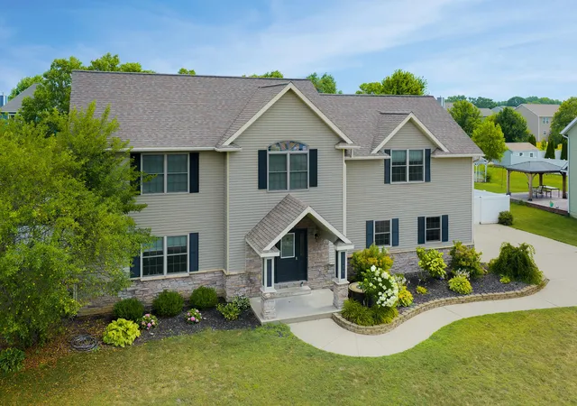 37th image of 2053 Joni Ln, Stevensville, MI 49127 | MLS# 69026037282