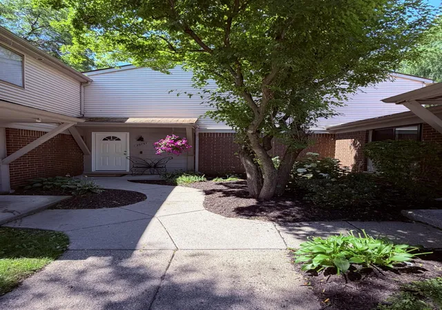 Listing Photo 2 - Condo for sale in building located at 29757 Farmbrook Villa Ln, Southfield, MI 48034
