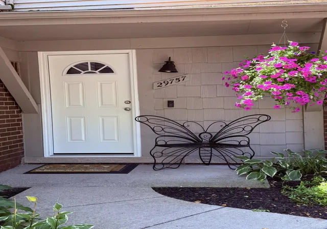 Listing Photo 3 - Condo for sale in building located at 29757 Farmbrook Villa Ln, Southfield, MI 48034