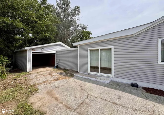 Photo 3 of Single family home for sale at 1418 W Juliah Ave, Flint, MI 48505 | MLS# 5050215585 | Listing updated on 2026-09-03