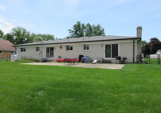 Photo 4 of Single family home for sale at 175 Clinton River Dr, Mount Clemens, MI 48043 | MLS# 81026037312 | Listing updated on 2026-08-24
