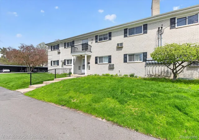 Listing Photo 2 - Condo for sale in building located at 100 W Hickory Grv Rd, Bloomfield Charter Township Oakland, MI 48304 - Unit #G7
