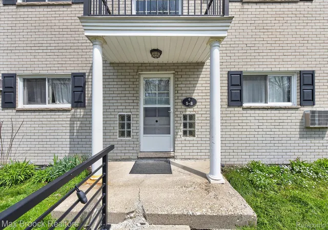 Listing Photo 3 - Condo for sale in building located at 100 W Hickory Grv Rd, Bloomfield Charter Township Oakland, MI 48304 - Unit #G7