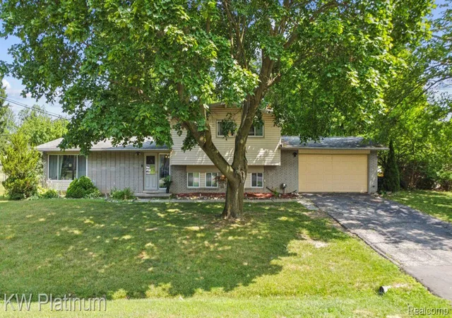 Photo 1 of Sale Pending at 32312 W Wayburn St, Farmington Hills, MI 48334 | MLS# 20261056175 | Listing updated on 2026-09-03