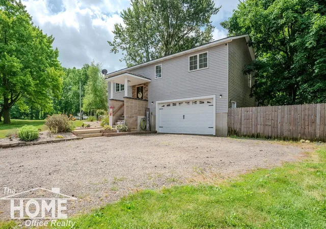 Photo 4 of Single family home for sale at 420 Sciota St, Laingsburg, MI 48848 | MLS# 5050215598 | Listing updated on 2026-08-19