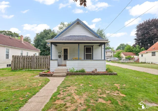 Photo 1 of Single family home for sale at 212 N Thompson St, Jackson, MI 49202 | MLS# 57050215619 | Listing updated on 2026-09-10