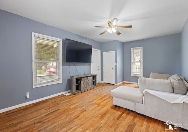 Photo 4 of Single family home for sale at 212 N Thompson St, Jackson, MI 49202 | MLS# 57050215619 | Listing updated on 2026-09-10