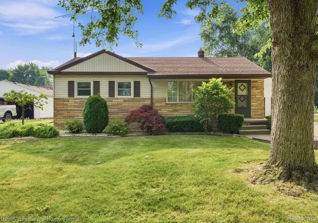 Photo 1 of Sale Pending at 1105 S 15th Street, Saint Clair, MI 48079 | MLS# 20261056227 | Listing updated on 2026-08-29