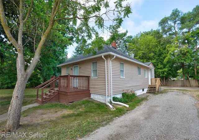 Photo 3 of Single family home for sale at 2046 Lambden Rd, Flint, MI 48532 | MLS# 20261056232 | Listing updated on 2026-08-05