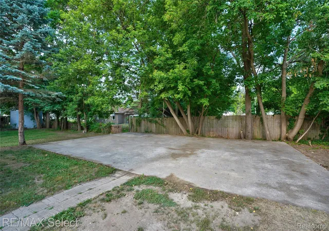 Photo 4 of Single family home for sale at 2046 Lambden Rd, Flint, MI 48532 | MLS# 20261056232 | Listing updated on 2026-08-05