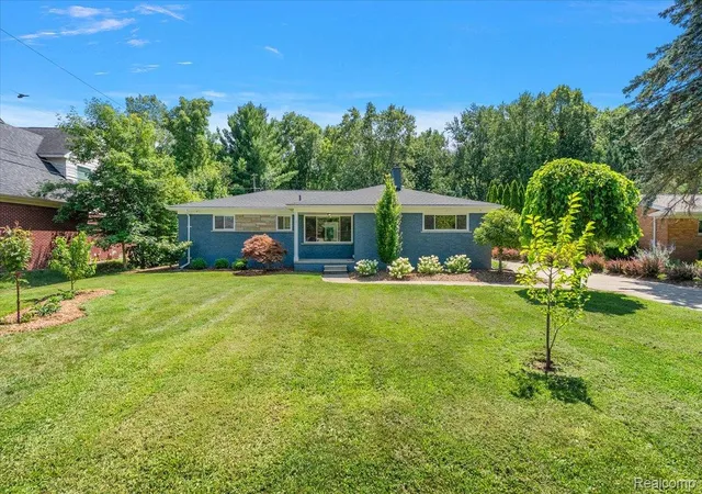 2nd image of 660 Sylvanwood Dr, Troy, MI 48085 | MLS# 20261056233