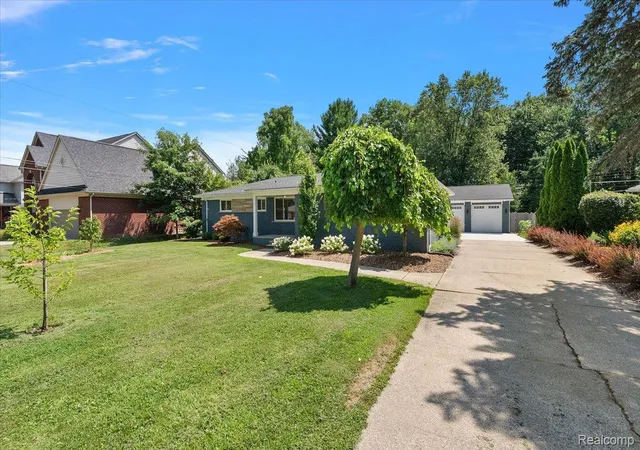 3rd image of 660 Sylvanwood Dr, Troy, MI 48085 | MLS# 20261056233