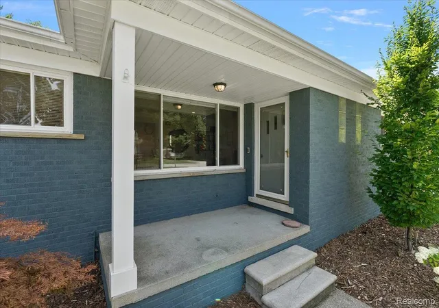 4th image of 660 Sylvanwood Dr, Troy, MI 48085 | MLS# 20261056233