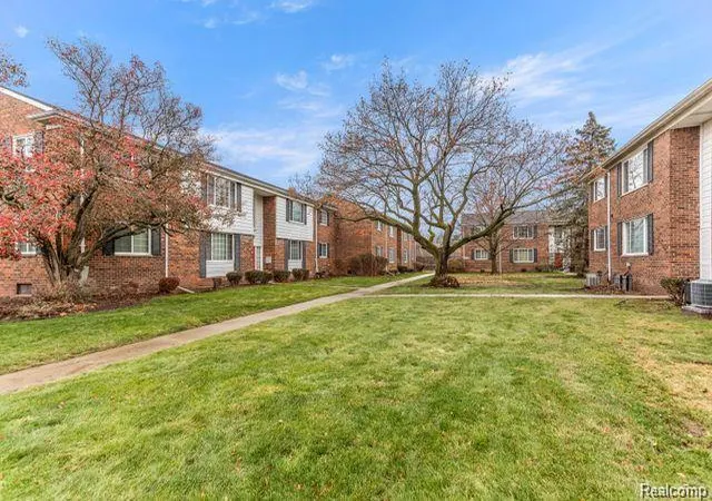 Listing Photo 2 - Condo for sale in building located at 25316 Shiawassee Cir, Southfield, MI 48033 - Unit #104