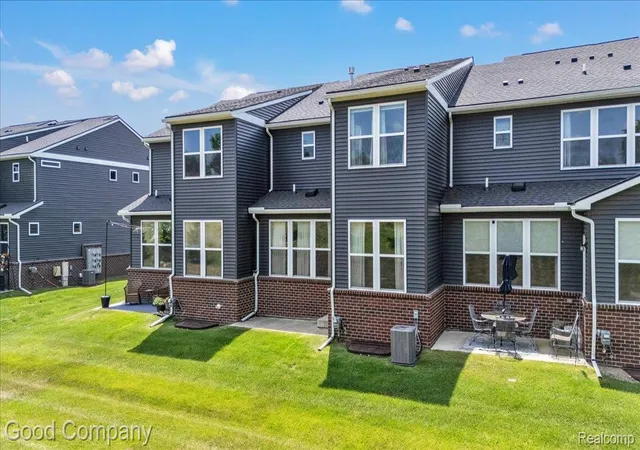 Listing Photo 5 - Condo for sale in building located at 4685 Broomfield Wy, Lake Orion, MI 48359