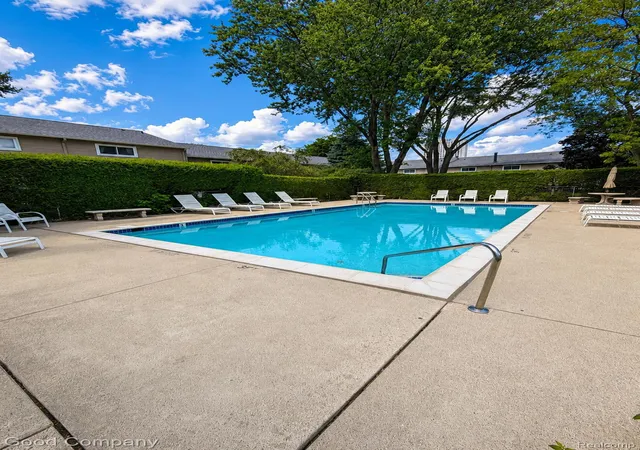 Listing Photo 2 - Condo for sale in building located at 757 Kirts Blvd, Troy, MI 48084