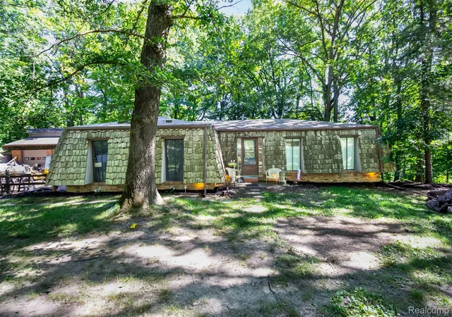 Photo 1 of Single family home for sale at 9405 Spicer Rd, Brighton, MI 48116 | MLS# 20261056248 | Listing updated on 2026-08-25