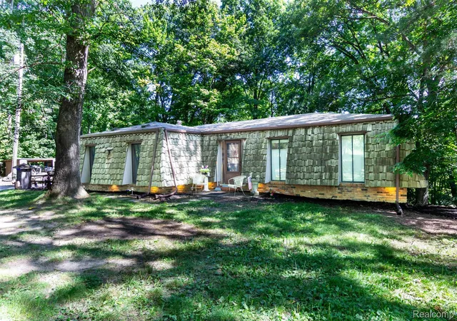 Photo 2 of Single family home for sale at 9405 Spicer Rd, Brighton, MI 48116 | MLS# 20261056248 | Listing updated on 2026-08-25