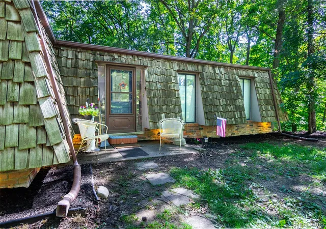 Photo 3 of Single family home for sale at 9405 Spicer Rd, Brighton, MI 48116 | MLS# 20261056248 | Listing updated on 2026-08-25