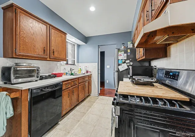 Listing Photo 5 - Condo for sale in building located at 28630 Imperial Dr, Warren, MI 48093