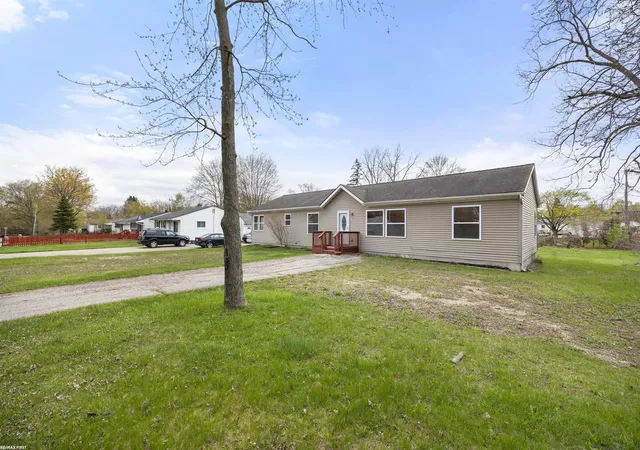 Photo 3 of Single family home for sale at 650 Peacock Ave, Pontiac, MI 48340 | MLS# 58050215637 | Listing updated on 2026-08-24