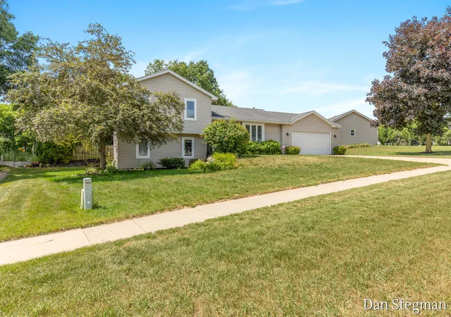 2nd image of 1421 Ne Hollow Ridge Dr Ne, Rockford, MI 49341 | MLS# 65026037430