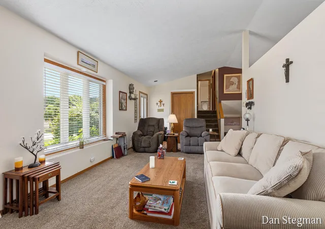 4th image of 1421 Ne Hollow Ridge Dr Ne, Rockford, MI 49341 | MLS# 65026037430