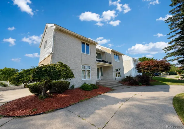 Photo 3 of Single family home for sale at 6446 Royal Pointe Dr, West Bloomfield, MI 48322 | MLS# 20261056396 | Listing updated on 2026-08-30