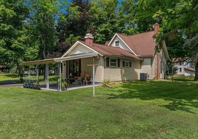 Photo 4 of Single family home for sale at 235 E Main St, North Adams, MI 49262 | MLS# 53026037455 | Listing updated on 2026-09-27