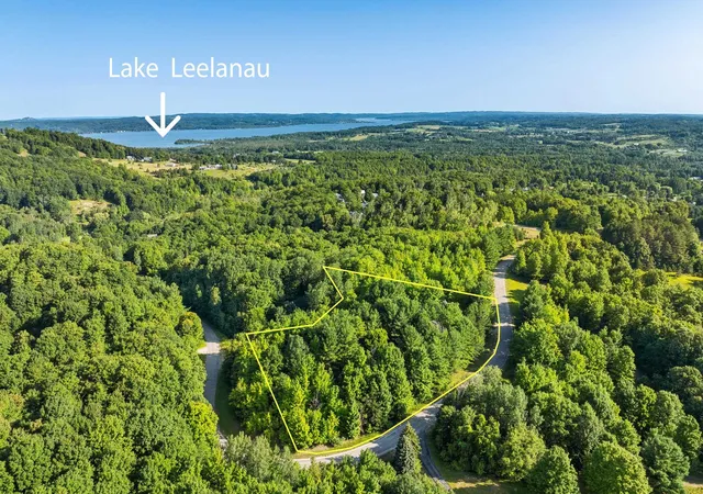 2nd image of 7651 Timberwoods Dr, Traverse City, MI 49684 | MLS# 78080071320