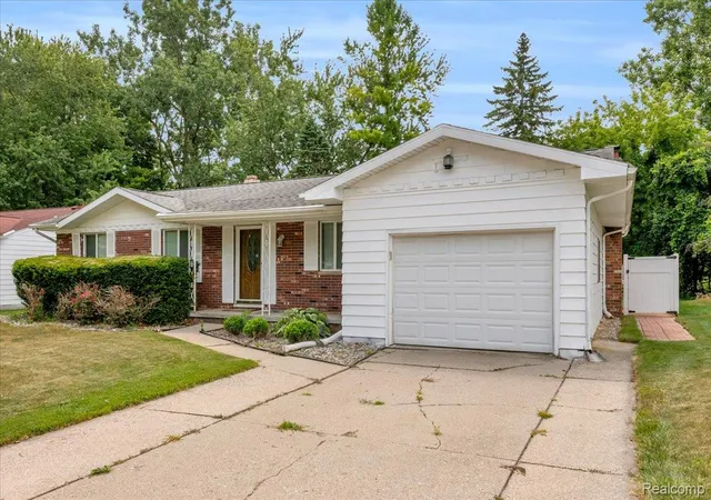 3rd image of 1933 Tamarisk Dr, East Lansing, MI 48823 | MLS# 20261056425