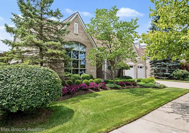 Listing Photo 3 - Condo for sale in building located at 4061 Chatfield Ln, Troy, MI 48098