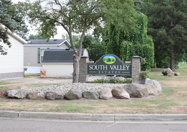 Photo 4 of Single family home for sale at 93 Woodcrest, Swartz Creek, MI 48473 | MLS# 20261056444 | Listing updated on 2026-10-08