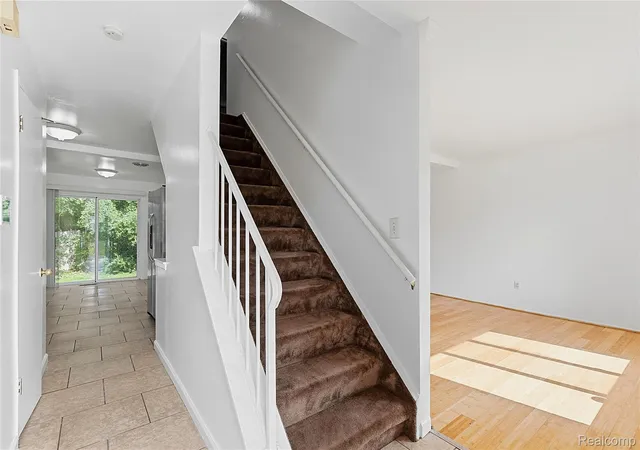 Listing Photo 2 - Condo for sale in building located at 26066 Franklin Pointe Dr, Southfield, MI 48034