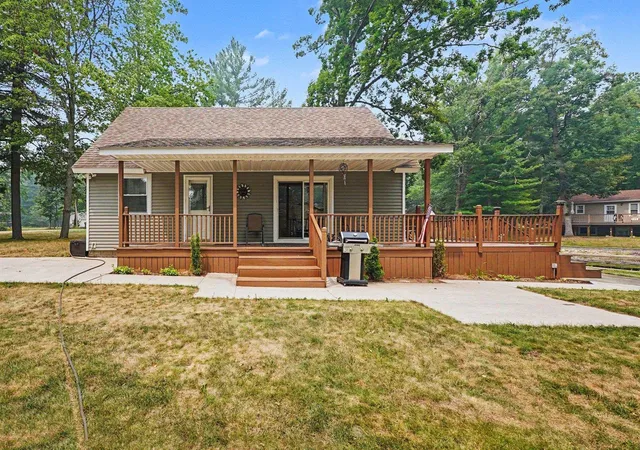 Photo 3 of Single family home for sale at 11815 N Shore Dr, Lake, MI 48632 | MLS# 79080071328 | Listing updated on 2026-07-24