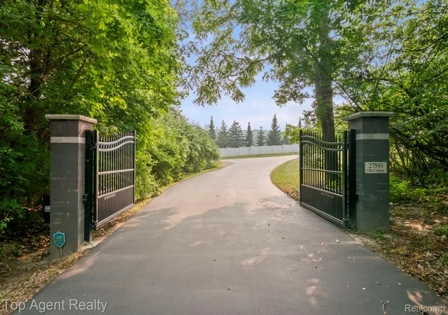 Photo 3 of Single family home for sale at 27593 Old Colony St, Farmington Hills, MI 48334 | MLS# 20261056524 | Listing updated on 2026-10-16
