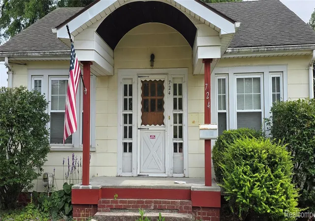 Photo 2 of Single family home for sale at 724 Alexandrine Ave, Mount Morris, MI 48458 | MLS# 20261056533 | Listing updated on 2026-08-21
