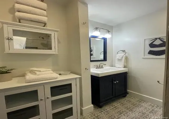Listing Photo 5 - Condo for sale in building located at 8520 Portage Pt Dr, Onekama, MI 49675