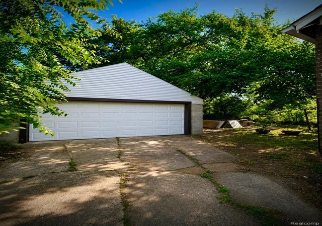 Photo 3 of Multi family home for sale at 406 Carton St, Flint, MI 48505 | MLS# 20261056566 | Listing updated on 2026-08-22