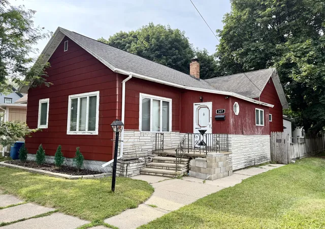 1st image of 307 6th St, Manistee, MI 49660 | MLS# 67026037526