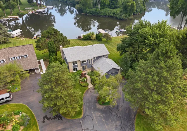 Photo 4 of Single family home for sale at 3926 Lakes Edge Dr, Commerce Township, MI 48382 | MLS# 81026037529 | Listing updated on 2026-08-28