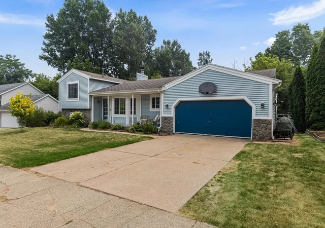 Photo 2 of Single family home for sale at 5410 Riverlook Dr Ne, Comstock Park, MI 49321 | MLS# 78080071336 | Listing updated on 2026-08-17